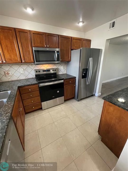 For Rent: $2,350 (2 beds, 2 baths, 1053 Square Feet)