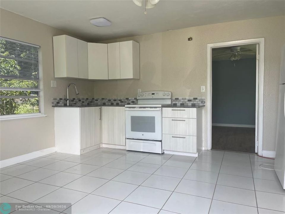 For Sale: $1,500 (1 beds, 1 baths, 2400 Square Feet)