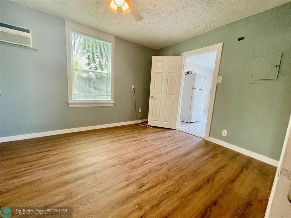 For Sale: $1,500 (1 beds, 1 baths, 2400 Square Feet)