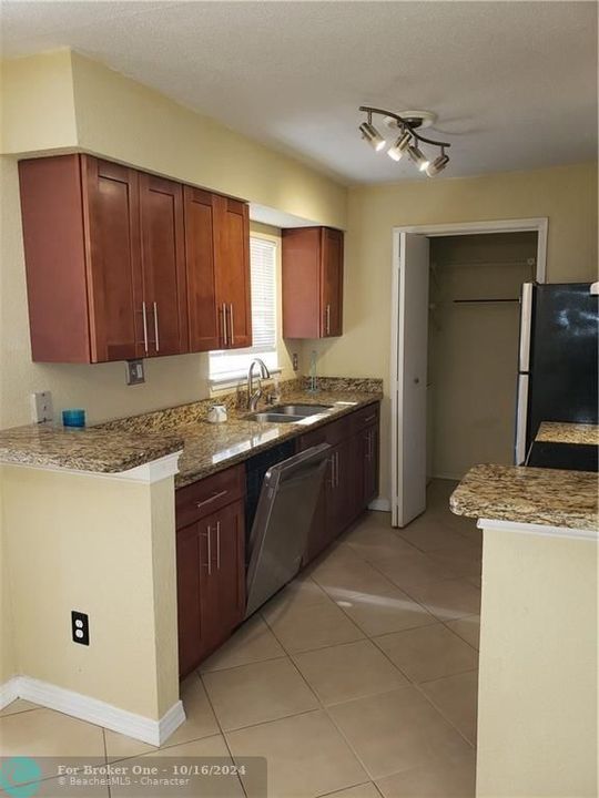 For Rent: $2,000 (2 beds, 1 baths, 980 Square Feet)