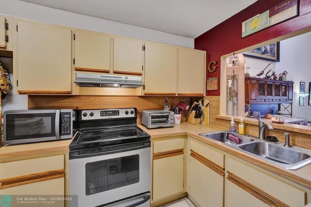 For Sale: $375,000 (2 beds, 2 baths, 1336 Square Feet)