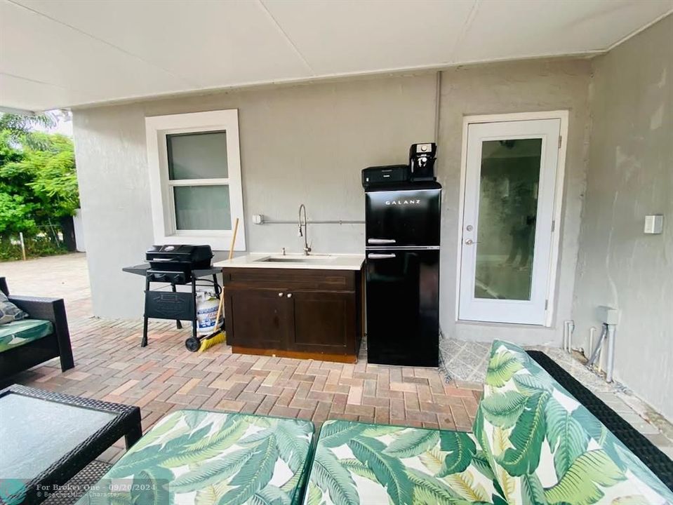 For Rent: $2,700 (2 beds, 1 baths, 1215 Square Feet)