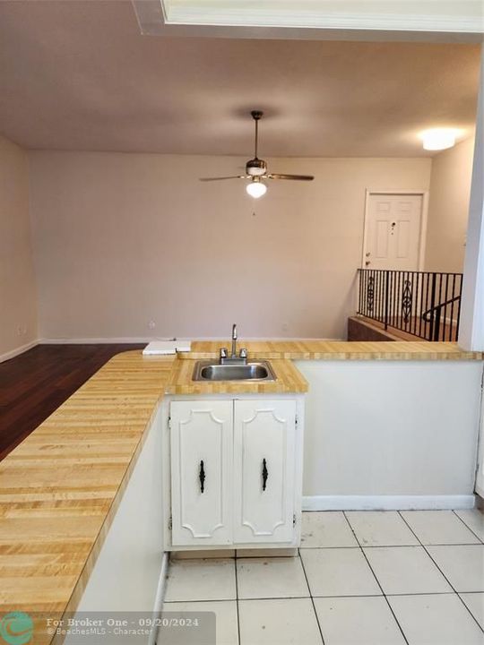 For Sale: $199,900 (2 beds, 2 baths, 1100 Square Feet)