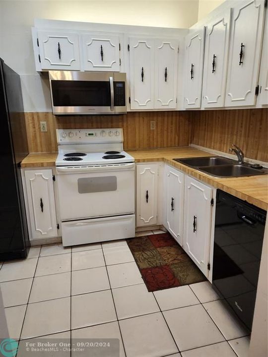 For Sale: $199,900 (2 beds, 2 baths, 1100 Square Feet)