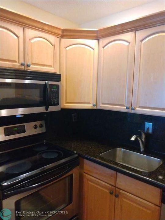 For Sale: $190,000 (2 beds, 1 baths, 875 Square Feet)