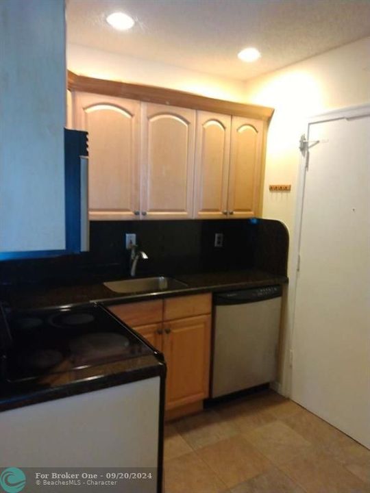 For Sale: $190,000 (2 beds, 1 baths, 875 Square Feet)