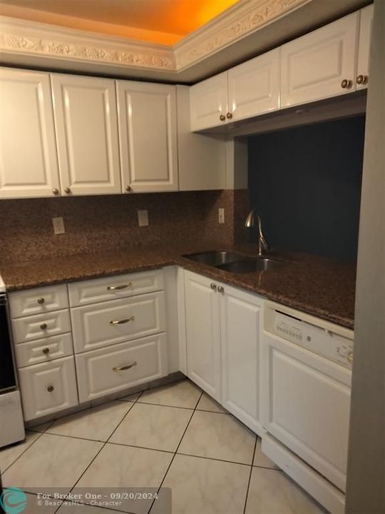 For Rent: $2,075 (2 beds, 2 baths, 984 Square Feet)