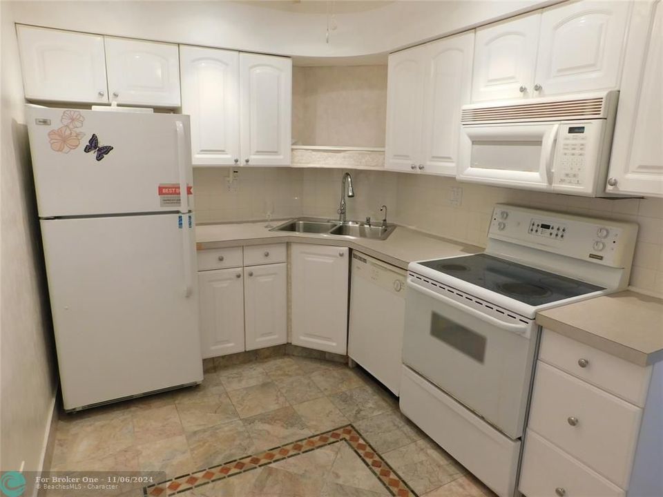 For Sale: $189,900 (1 beds, 1 baths, 800 Square Feet)