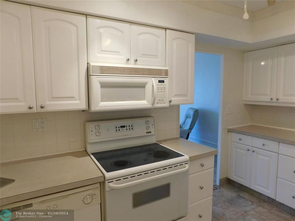 For Sale: $189,900 (1 beds, 1 baths, 800 Square Feet)