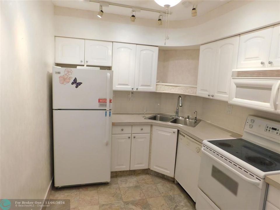 For Sale: $189,900 (1 beds, 1 baths, 800 Square Feet)