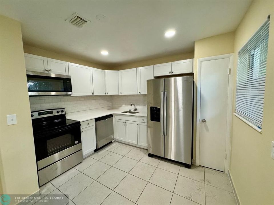 For Sale: $2,200 (2 beds, 2 baths, 850 Square Feet)