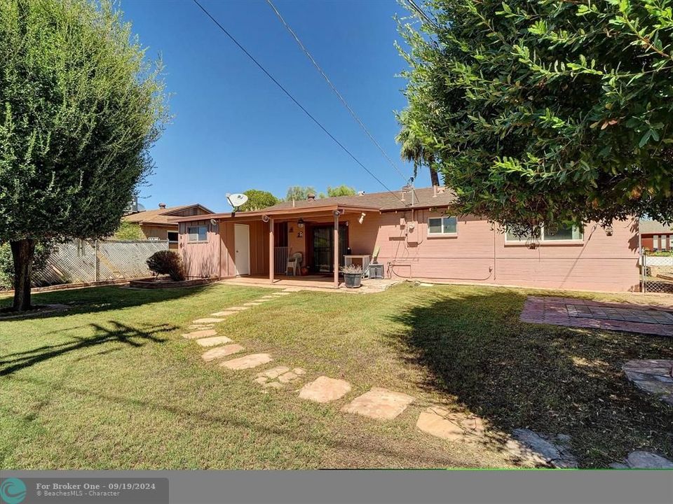 For Sale: $479,900 (3 beds, 2 baths, 1172 Square Feet)