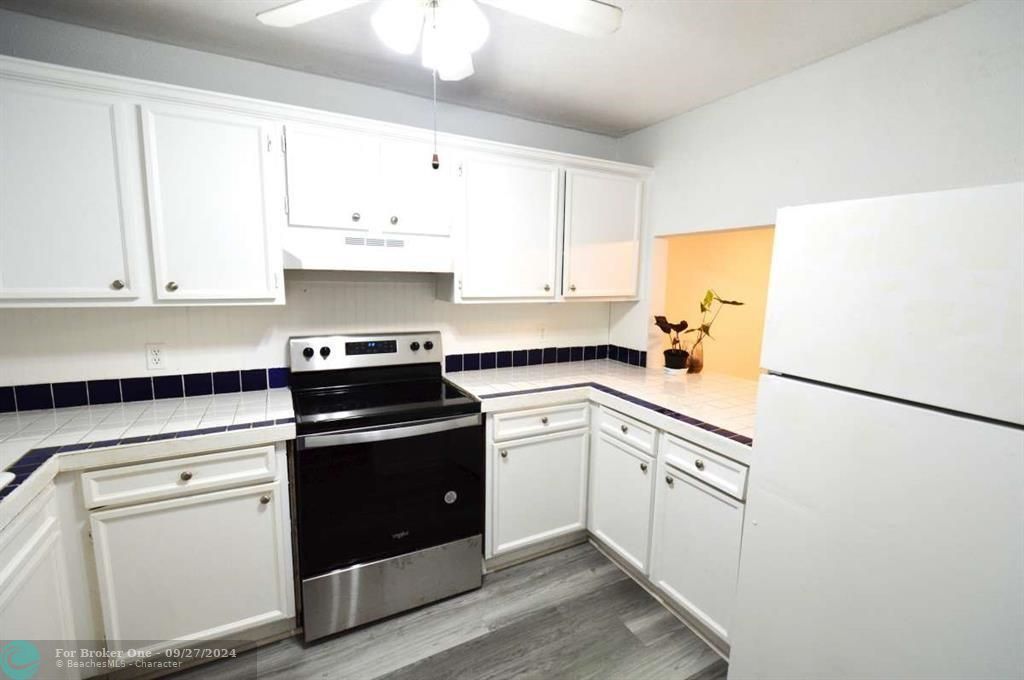 For Sale: $195,000 (2 beds, 2 baths, 880 Square Feet)