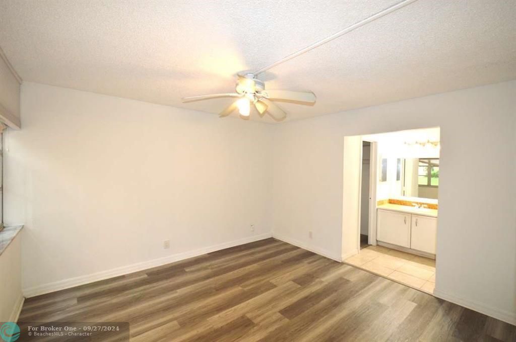 For Sale: $195,000 (2 beds, 2 baths, 880 Square Feet)