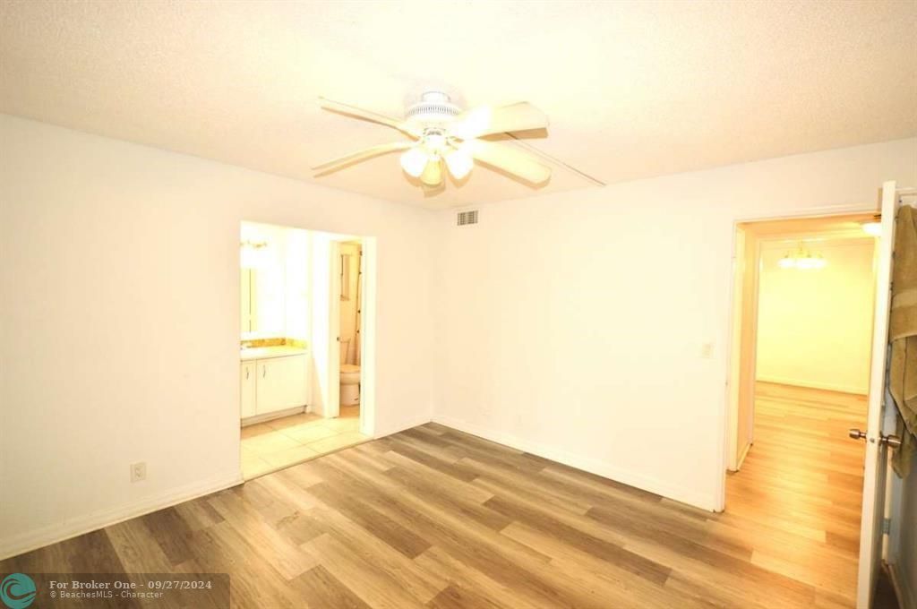 For Sale: $195,000 (2 beds, 2 baths, 880 Square Feet)