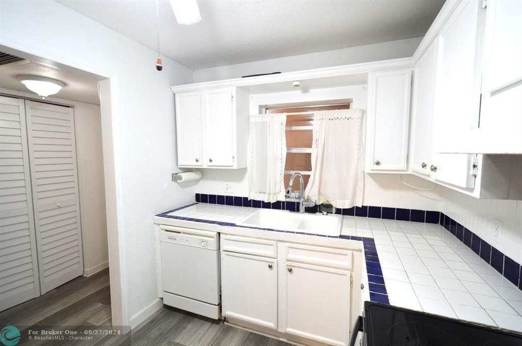 For Sale: $195,000 (2 beds, 2 baths, 880 Square Feet)