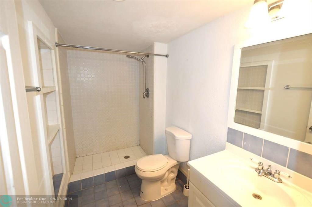 For Sale: $195,000 (2 beds, 2 baths, 880 Square Feet)