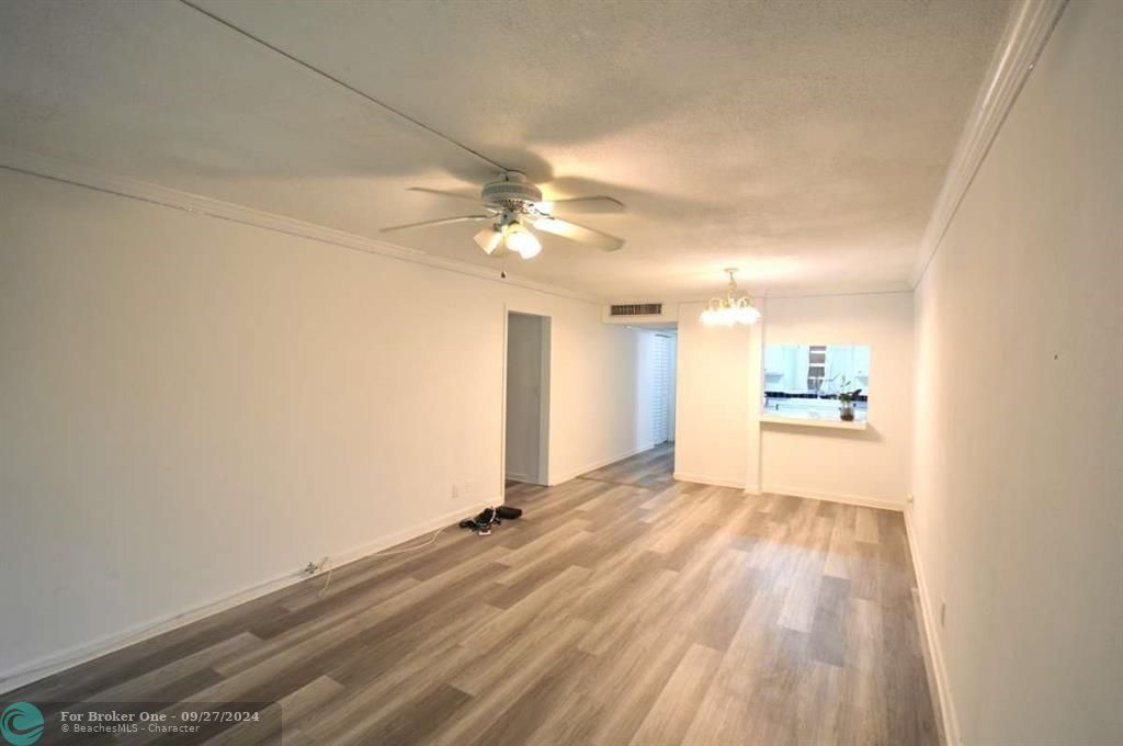 For Sale: $195,000 (2 beds, 2 baths, 880 Square Feet)