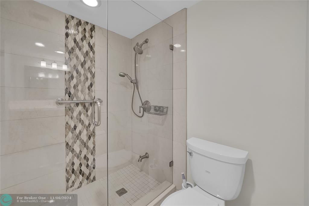 For Sale: $359,000 (2 beds, 2 baths, 1360 Square Feet)