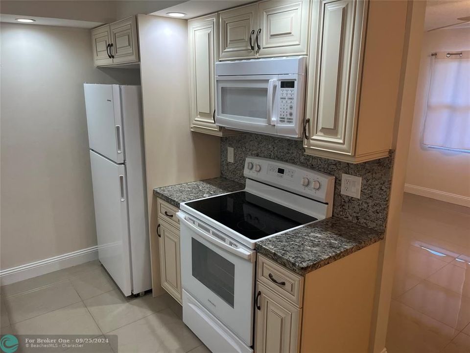 For Rent: $1,700 (1 beds, 1 baths, 837 Square Feet)