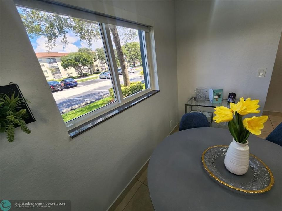 For Sale: $355,000 (2 beds, 2 baths, 1384 Square Feet)