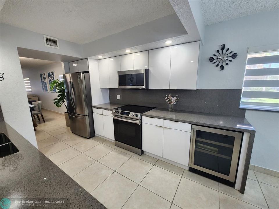 For Sale: $355,000 (2 beds, 2 baths, 1384 Square Feet)