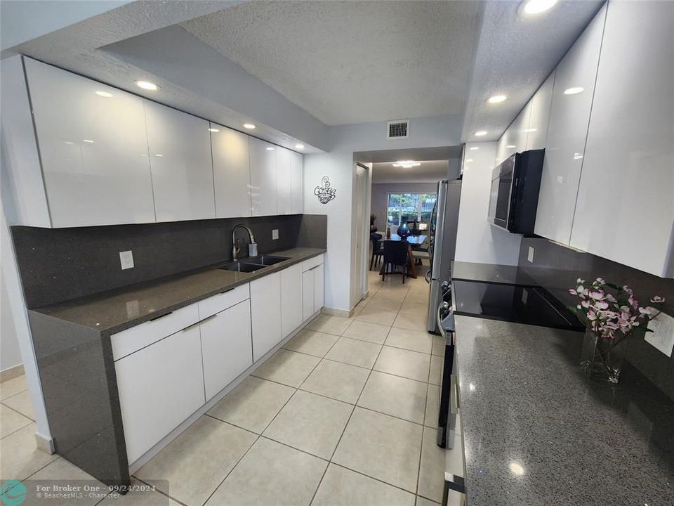 For Sale: $355,000 (2 beds, 2 baths, 1384 Square Feet)