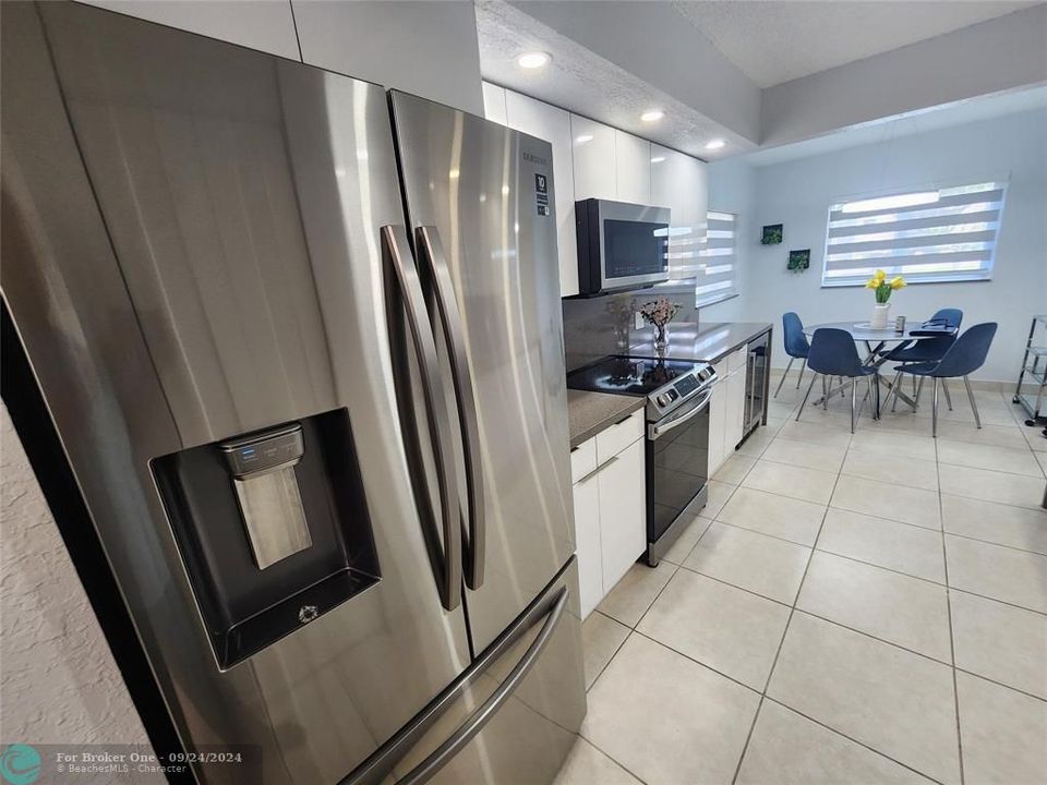 For Sale: $355,000 (2 beds, 2 baths, 1384 Square Feet)