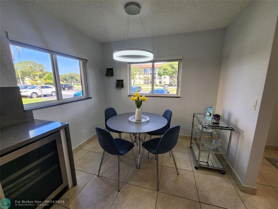 For Sale: $355,000 (2 beds, 2 baths, 1384 Square Feet)