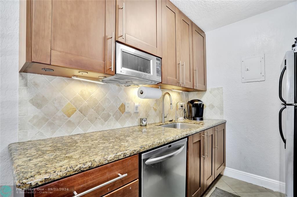 For Sale: $235,000 (1 beds, 1 baths, 545 Square Feet)