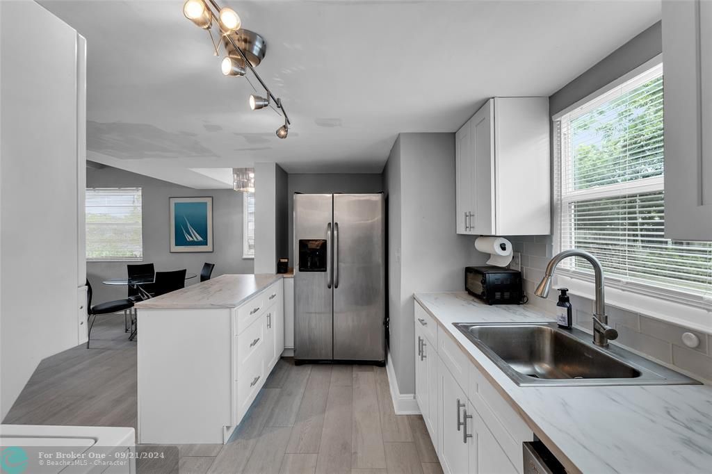 For Sale: $389,000 (3 beds, 1 baths, 940 Square Feet)