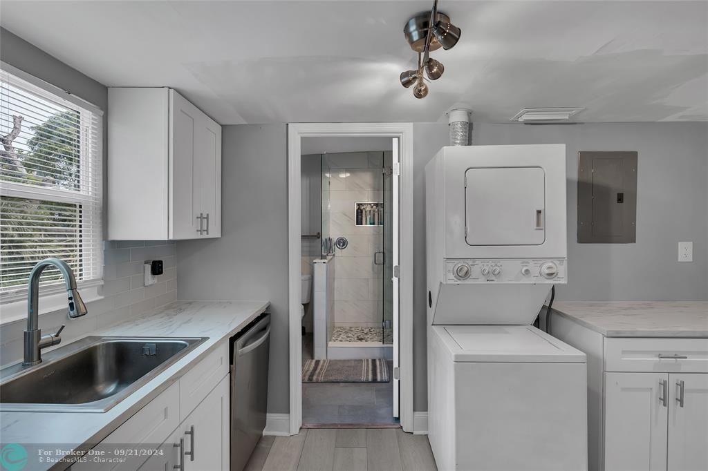 For Sale: $389,000 (3 beds, 1 baths, 940 Square Feet)