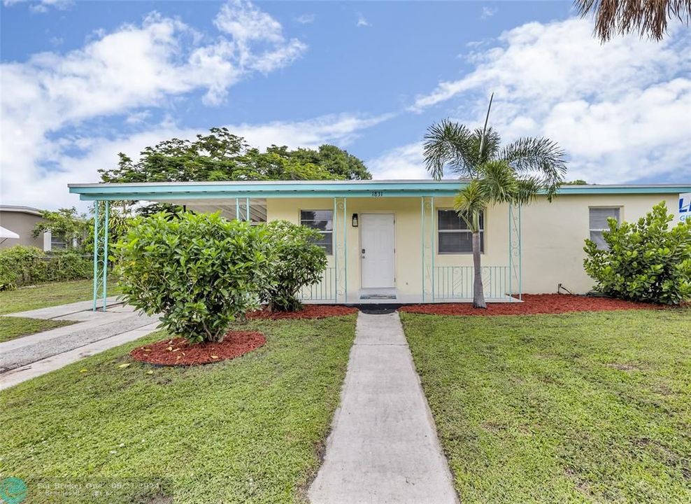 For Sale: $389,000 (3 beds, 1 baths, 940 Square Feet)