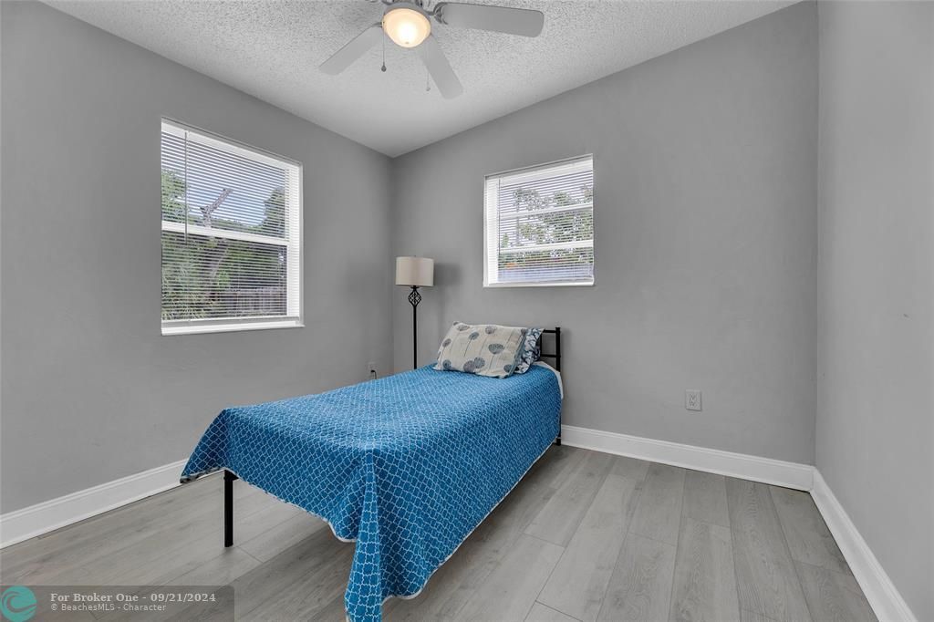 For Sale: $389,000 (3 beds, 1 baths, 940 Square Feet)