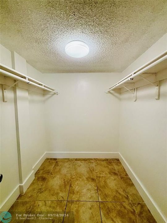 For Rent: $2,300 (2 beds, 2 baths, 960 Square Feet)