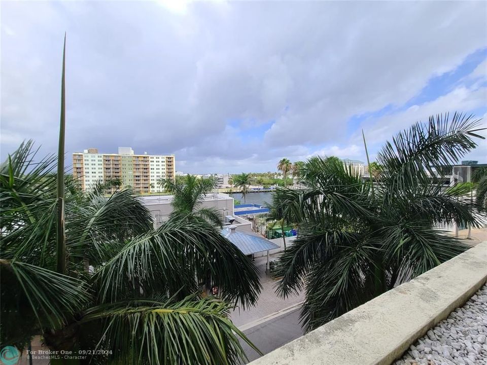 For Sale: $550,000 (2 beds, 2 baths, 1200 Square Feet)