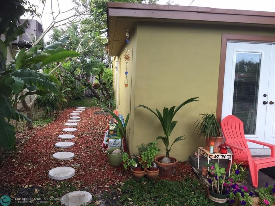 For Rent: $3,500 (3 beds, 2 baths, 1159 Square Feet)