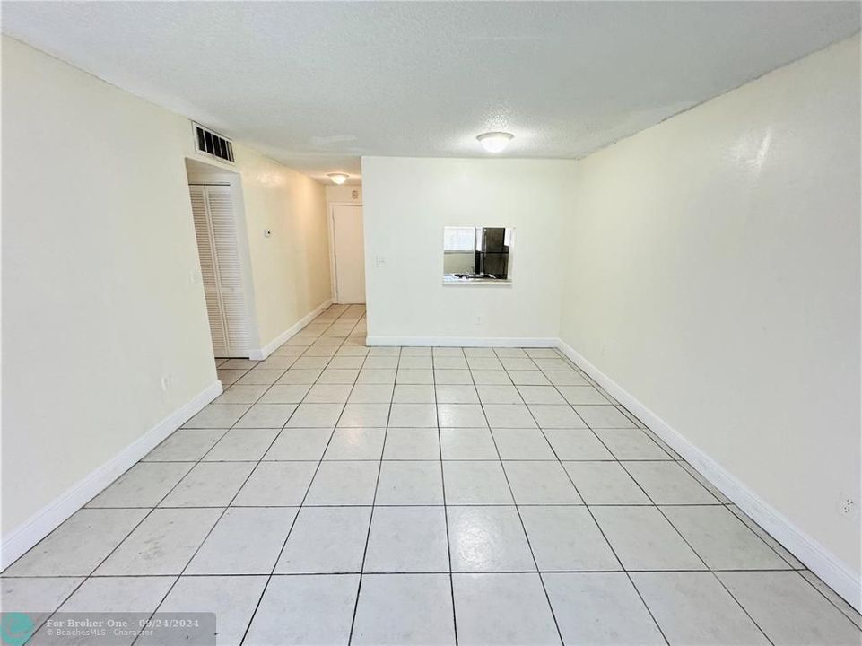 For Rent: $1,700 (2 beds, 1 baths, 878 Square Feet)