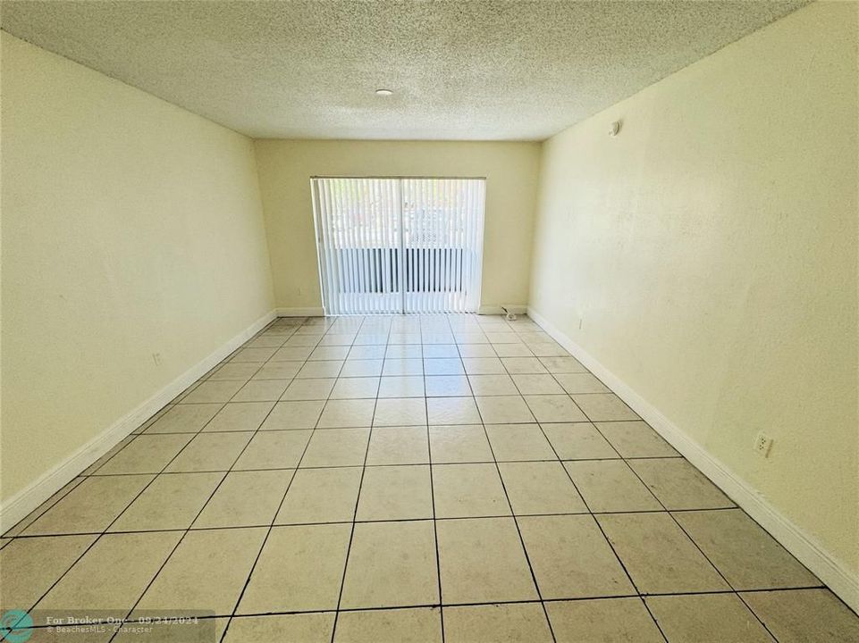 For Rent: $1,700 (2 beds, 1 baths, 878 Square Feet)