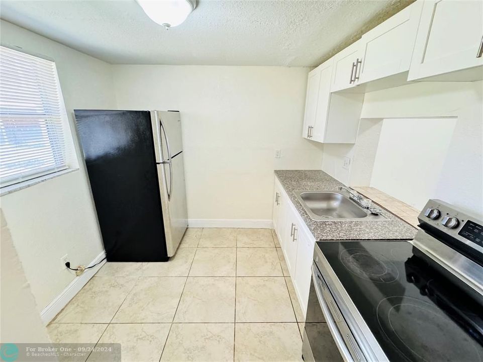 For Rent: $1,700 (2 beds, 1 baths, 878 Square Feet)