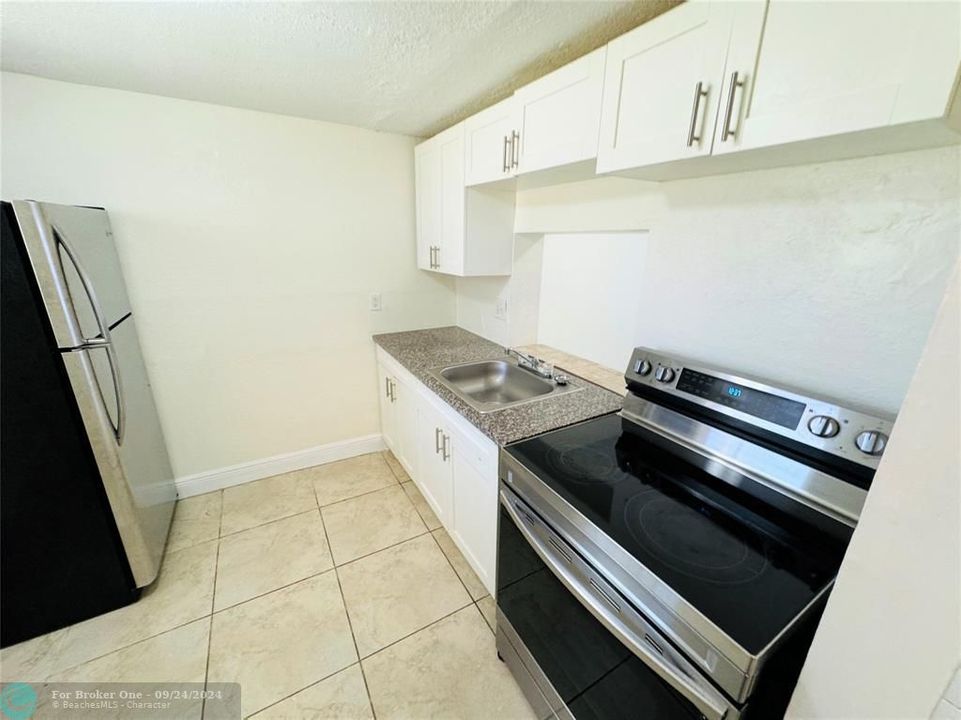 For Rent: $1,700 (2 beds, 1 baths, 878 Square Feet)