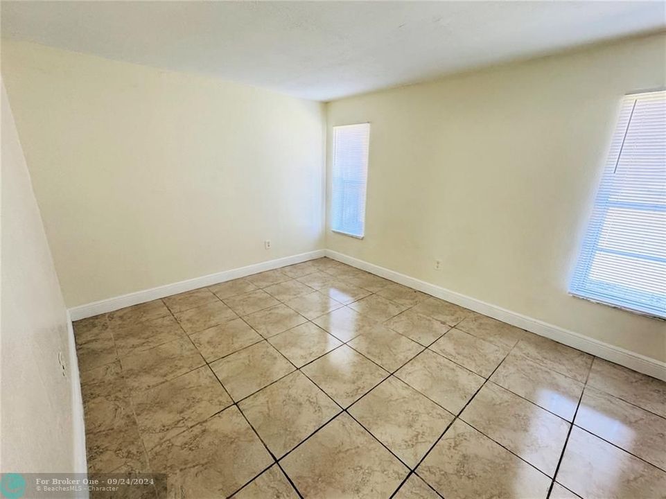 For Rent: $1,700 (2 beds, 1 baths, 878 Square Feet)