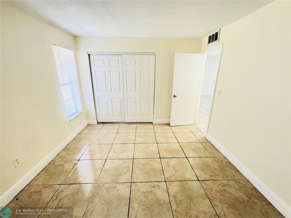 For Rent: $1,700 (2 beds, 1 baths, 878 Square Feet)