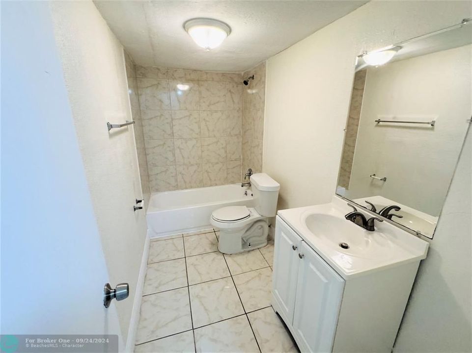 For Rent: $1,700 (2 beds, 1 baths, 878 Square Feet)