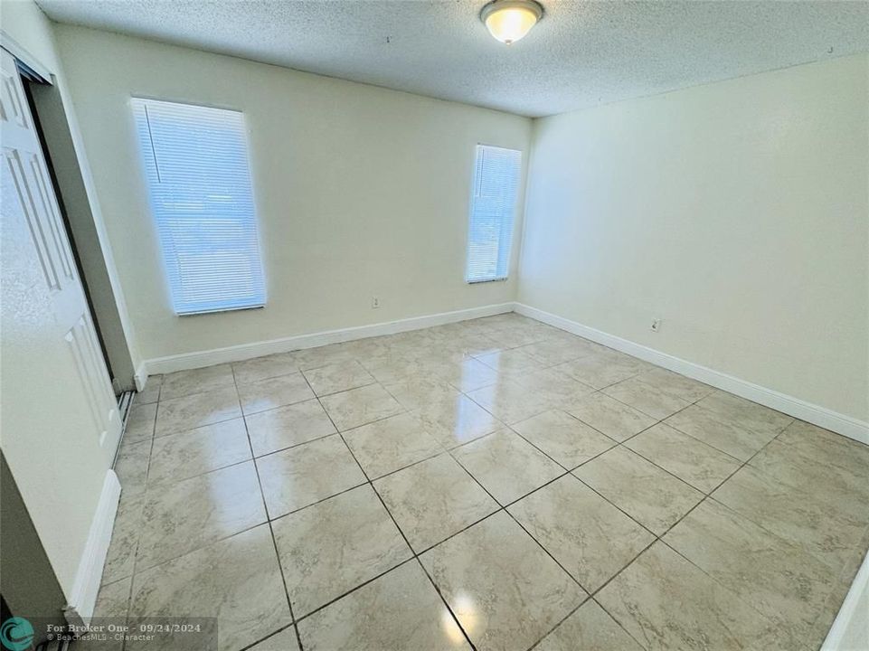 For Rent: $1,700 (2 beds, 1 baths, 878 Square Feet)