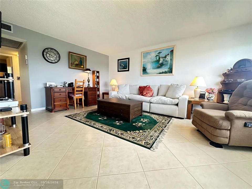 For Sale: $169,900 (2 beds, 2 baths, 1100 Square Feet)