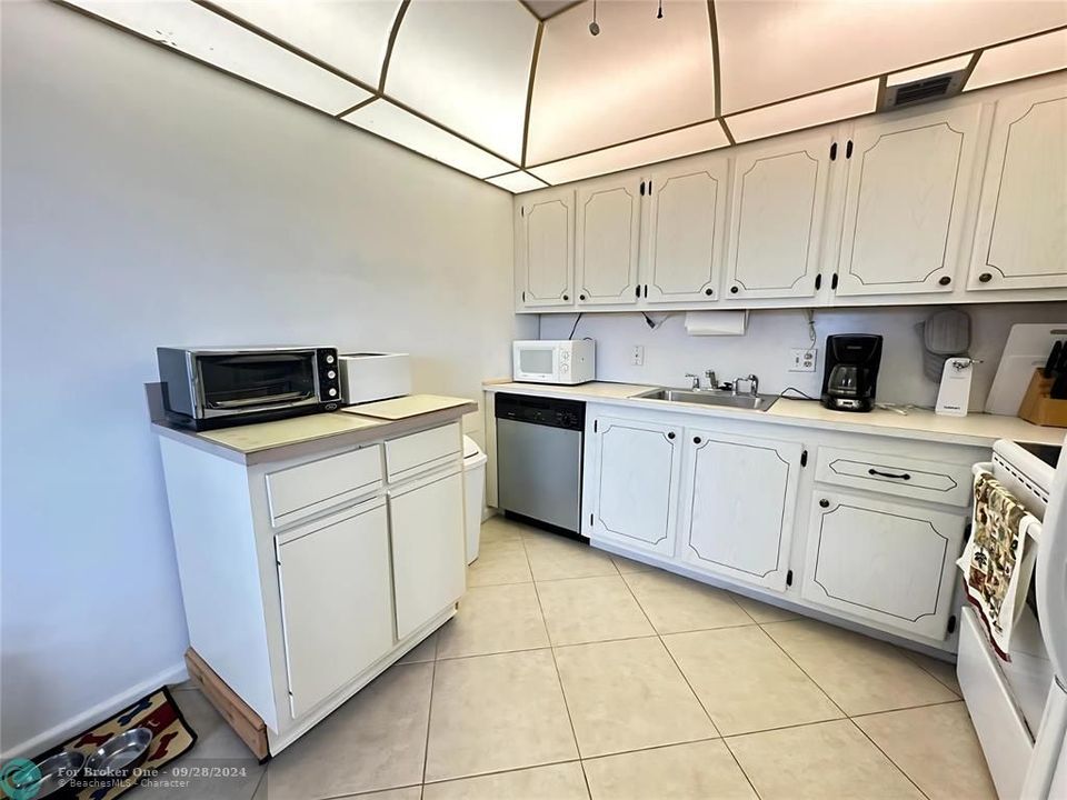 For Sale: $169,900 (2 beds, 2 baths, 1100 Square Feet)