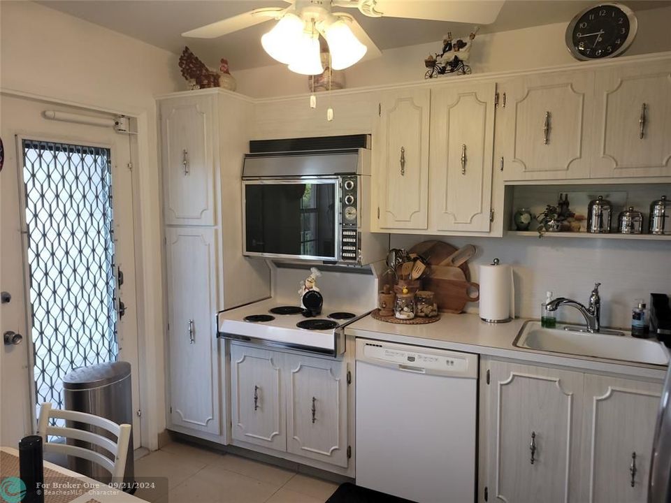 For Sale: $262,500 (2 beds, 2 baths, 1150 Square Feet)