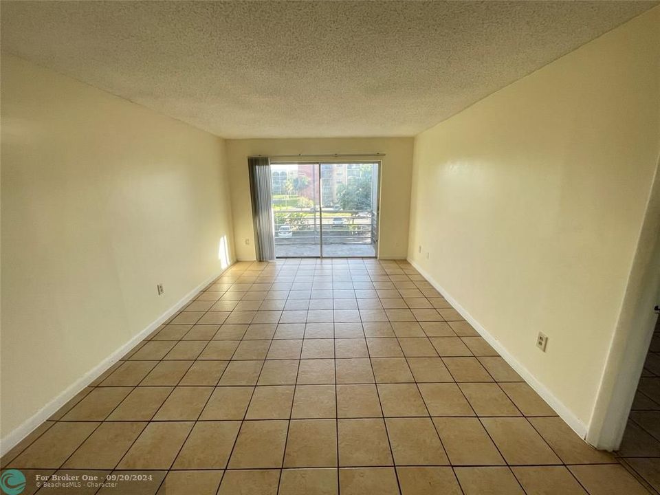 For Sale: $132,000 (1 beds, 1 baths, 735 Square Feet)