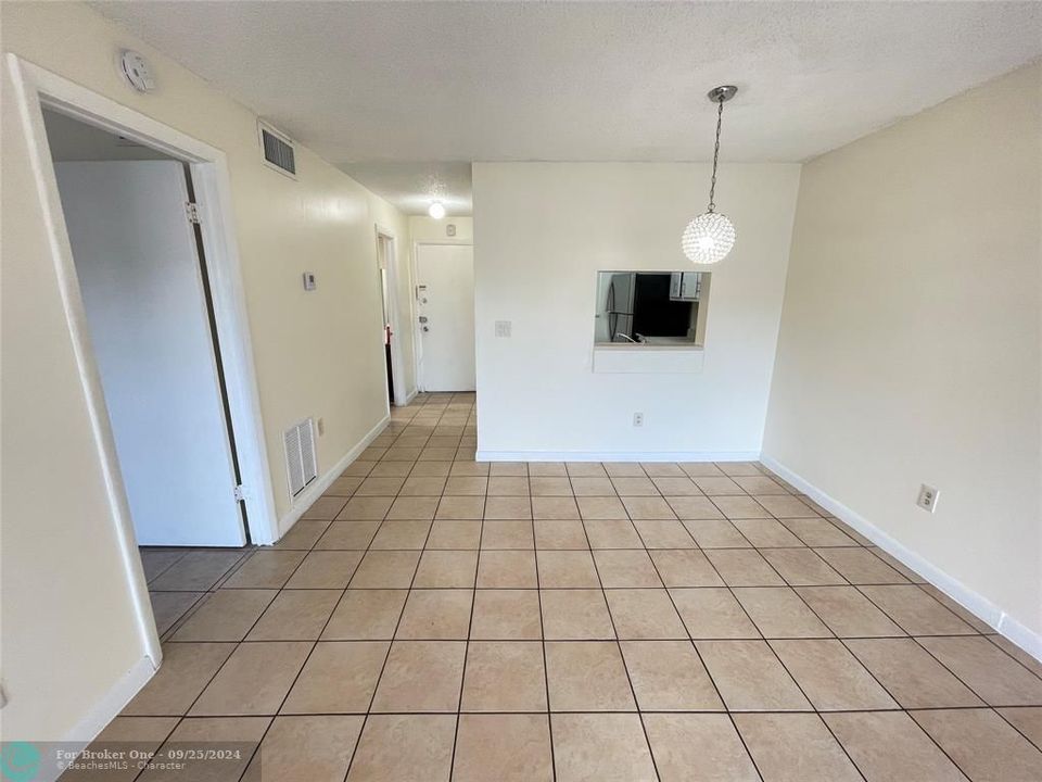 For Sale: $132,000 (1 beds, 1 baths, 735 Square Feet)